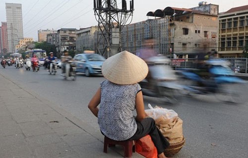 Từ điểm nhìn của một người bán hàng, giao thông vèo vèo thế này không phải là cơ hội tốt để có thể bán được nhiều hàng. Nhưng những món quà vặt nhanh gọn, lấy ngay như bánh mì lại bán đắt hàng trên con phố quanh năm đông đúc Trần Quang Khải.